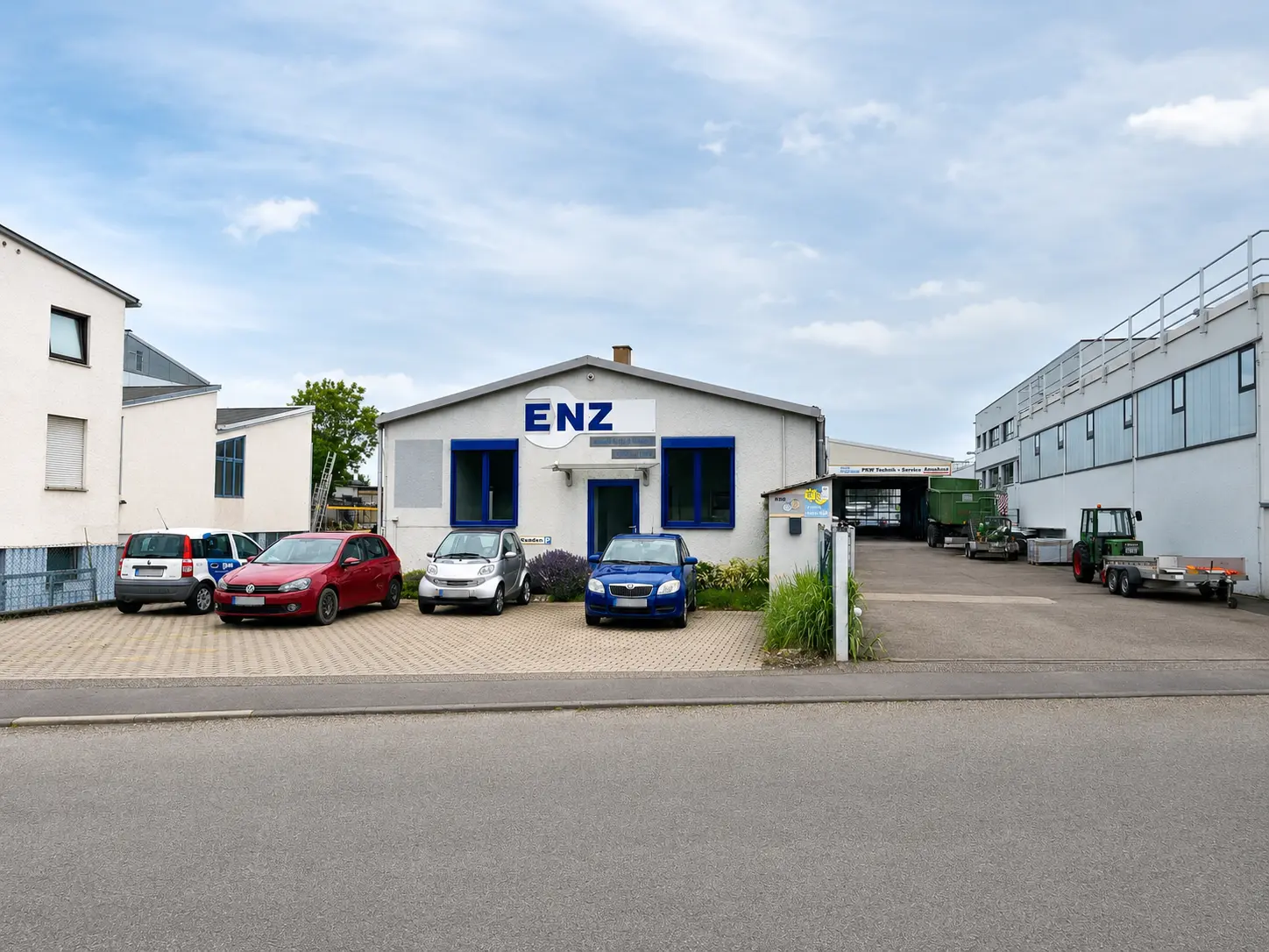 ENZ Werkstatt Frontansicht mit Kundenparkplatz in Hochdorf an der Enz