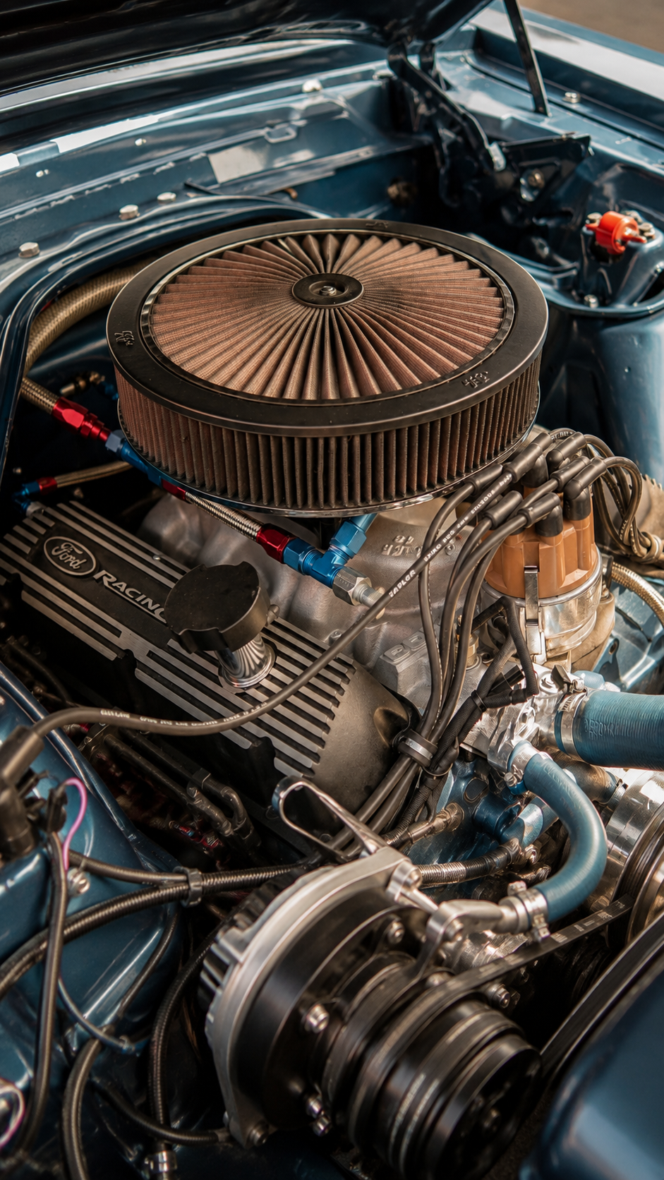 Ford Racing Motor mit detailliertem Luftfilter und Ansaugkrümmern