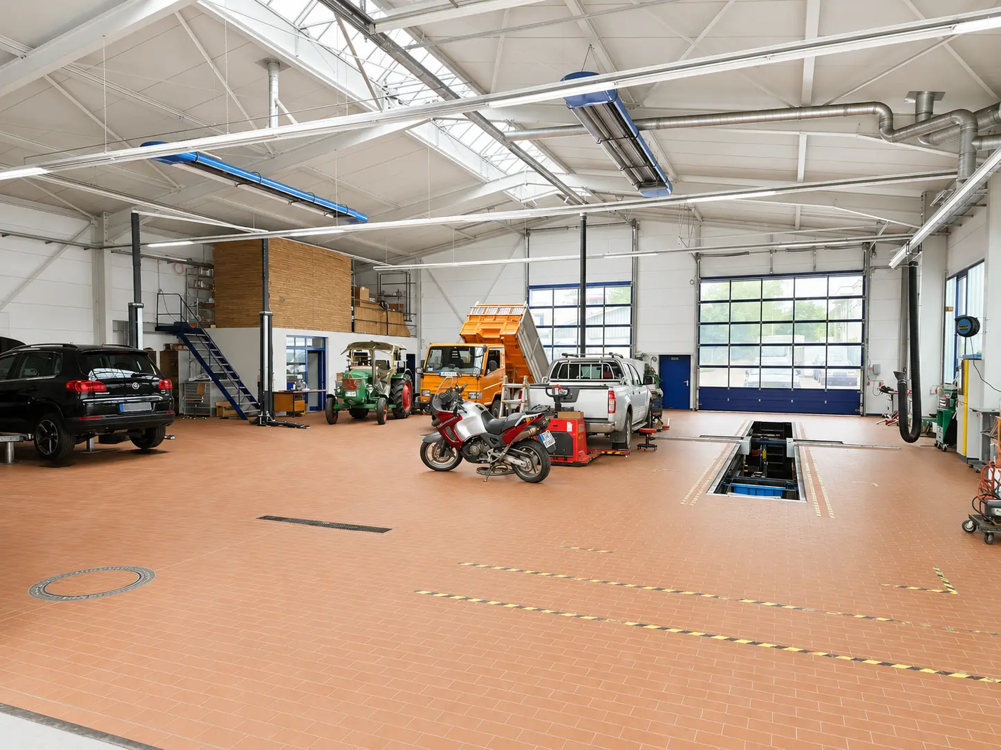 ENZ Werkstatt Innenansicht mit verschiedenen Fahrzeugen und professioneller Ausrüstung